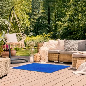 Gramas decorativas sintéticas de alta calidad, ideales para jardines y patios, que ofrecen un aspecto natural y vibrante durante todo el año.