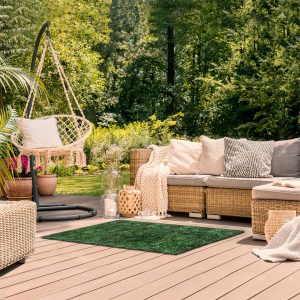 Gramas decorativas sintéticas de alta calidad, ideales para jardines y patios, que ofrecen un aspecto natural y vibrante durante todo el año.