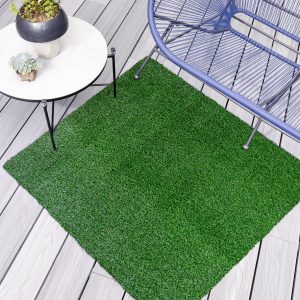 Gramas decorativas sintéticas de alta calidad, ideales para jardines y patios, que ofrecen un aspecto natural y vibrante durante todo el año.