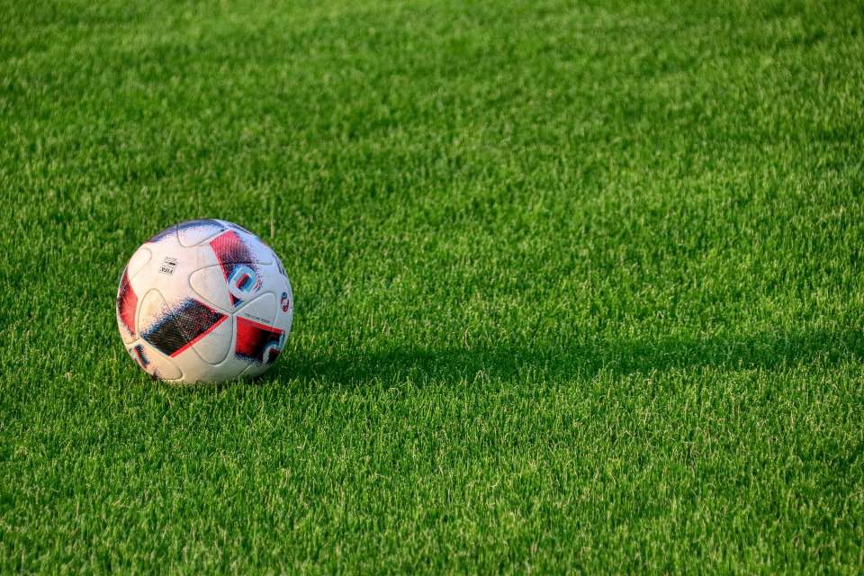 Cancha sintética instalada con grama deportiva Mixed Grass Cuperz