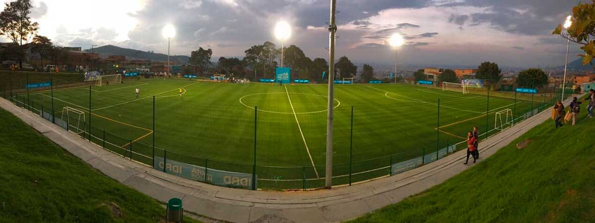 Canchas de fútbol y microfútbol construidas con gramas sintéticas de Cuperz