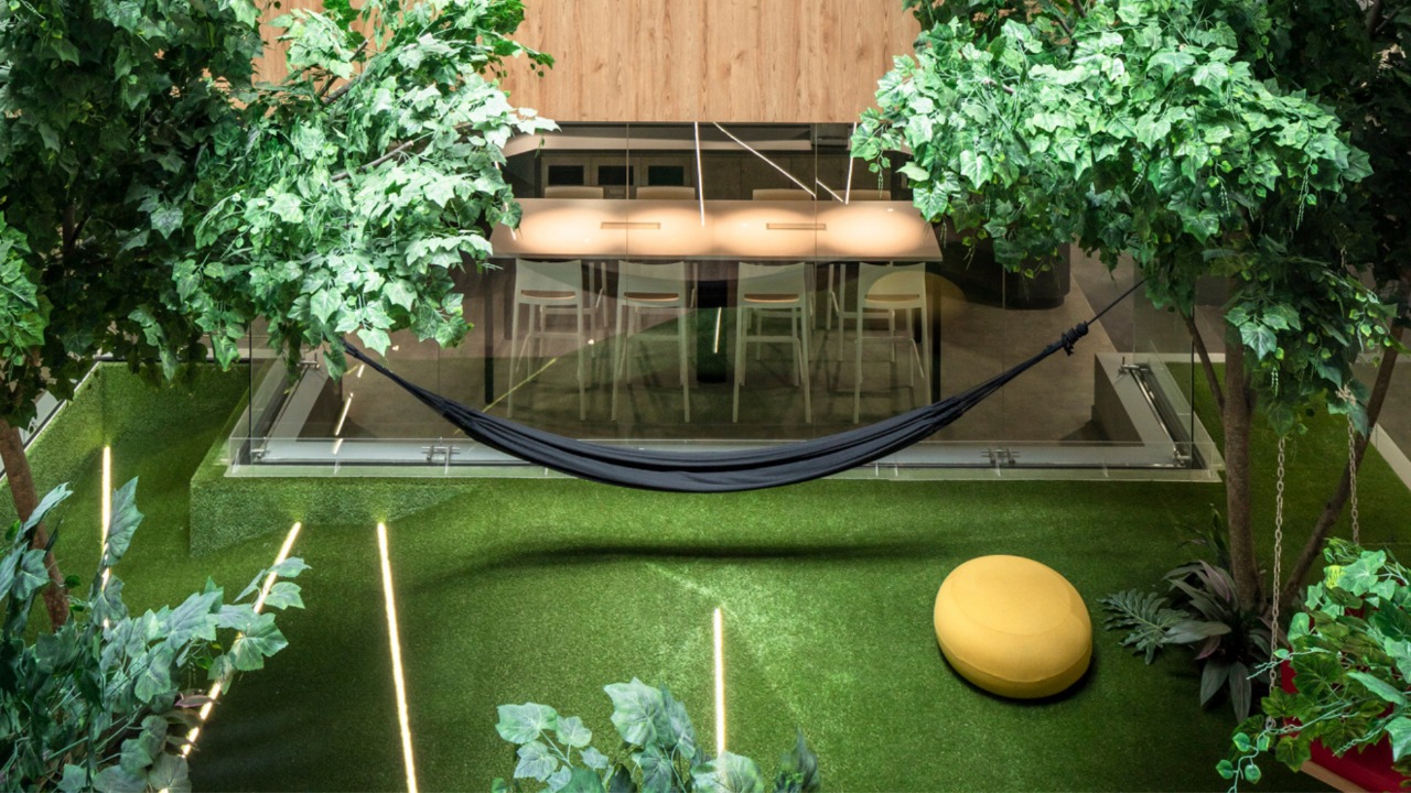 Instalación de gramas sintéticas para ambientes decorativos y jardines modernos