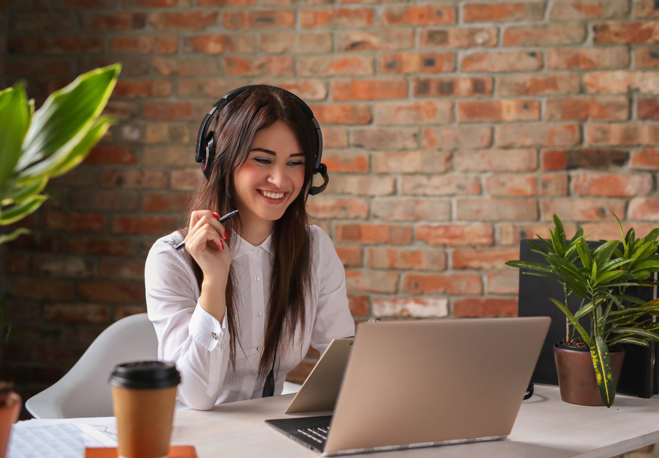 Asesora de servicio al cliente atendiendo solicitudes durante el mantenimiento en Bogotá