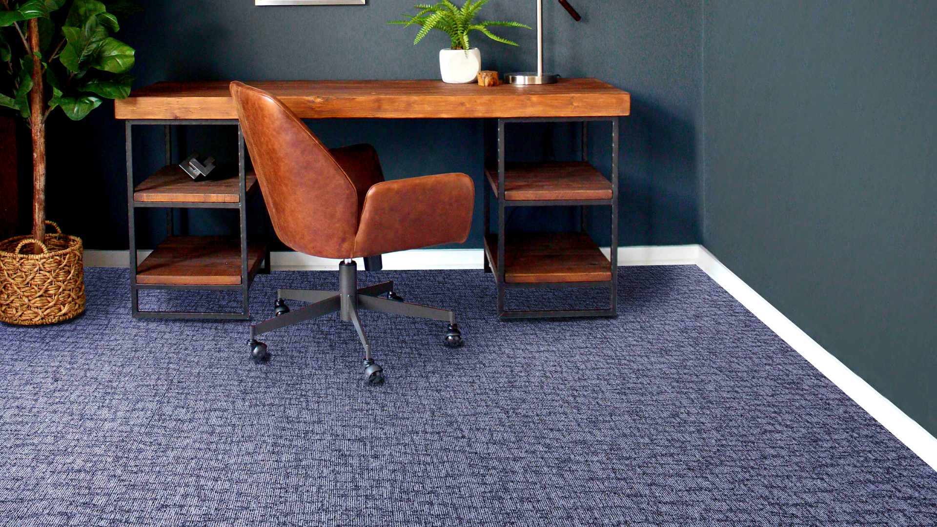 Ambiente corporativo con instalación de Alfombra Modular Unique Azul
